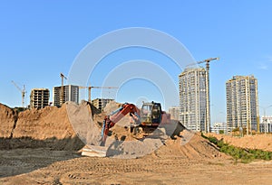 Secchio girare escavatore sul sul costruzione pagine. escavatore sabbia sul cielo blu. costruzione macchine 