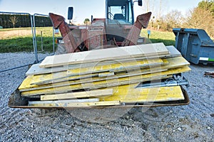 Bucket wheeled loader with struts and wooden planks