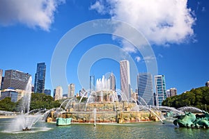 Buckingham fountain and Chicago skyline