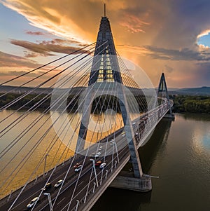   Ungheria ponte Attraverso un fiume danubio sul tramonto pesante operazione bellissimo nuvole 
