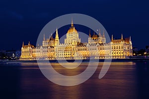 Budapest parlament at night