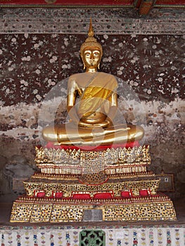 Buddha bouddha statue in gold photo