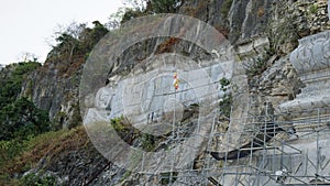 buddha statue at batcave phnom sampeau