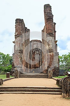 Buddha statue and ruins at Lankatilaka - Polonnaruwa - Sri Lanka