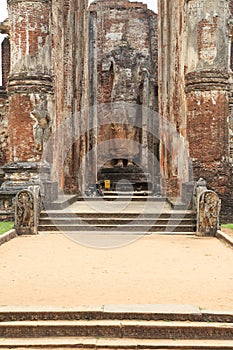 Buddha statue and ruins at Lankatilaka - Polonnaruwa - Sri Lanka