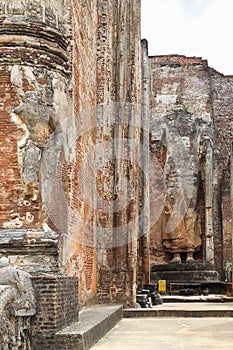 Buddha statue and ruins at Lankatilaka - Polonnaruwa - Sri Lanka