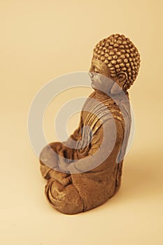 Buddha statue sitting down with legs crossed in prayer