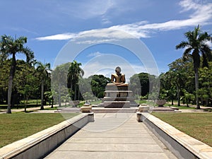 Buddha statue in Viharamahadevi Park Colombo photo