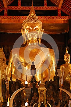 Buddha statues at Thad Makmo Stupa