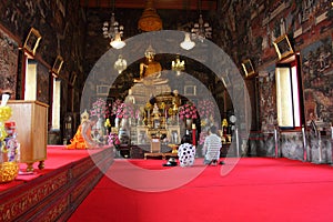 Buddhist devotees at Wat Arun temple