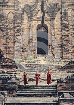 Buddhist novice pray at Mingun Pahtodawgyi