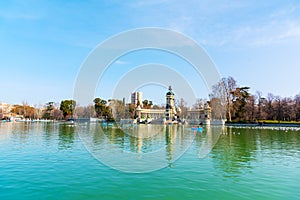 Buen Retiro pond in Madrid under a clear sky