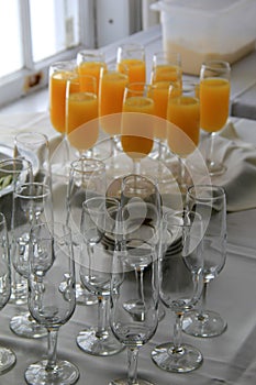 Bufé mesa anteojos lleno naranja jugo 