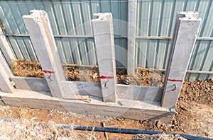 Build retaining wall with pile and prefabricated concrete panels