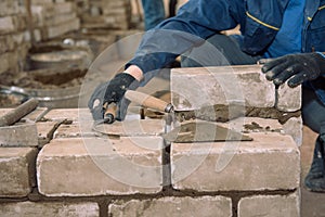 Build a wall of bricks. Students learn to lay bricks. Cement bond bricks. Spatula tamped cement. Profession builder