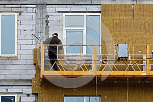 The builder insulates the facade of the house with mineral insulation