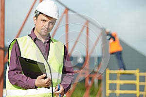 Constructor gerente obrero sobre el construcción paginas 