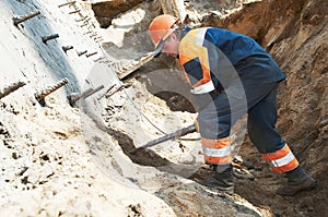 Builder with plugger