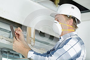 builder preparing estimate for home improvement