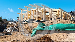 Stavitelia úroveň geodetické práce na konštrukcie stránky z súkromný dom vyrobený z prilepený laminovaný drevo alebo 