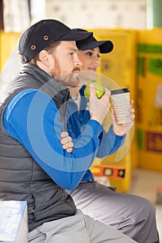 builders having lunchbreak together