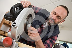 building contractor using circular saw