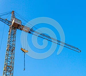 Building crane with long jib