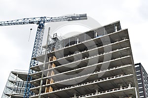 Building crane and building under construction