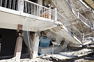 El edificio destruido después terremoto 