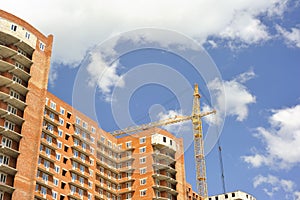Building with elevating crane