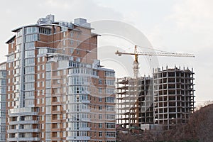 Building elevating crane