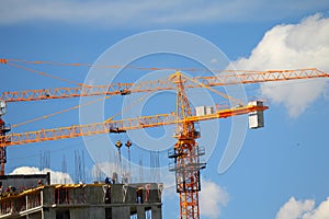 Building with elevating cranes