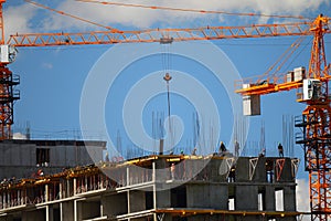 Building with elevating cranes