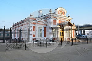 El edificio de pabellón sobre el vias ferreas estación en 