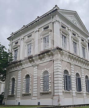 A building with a large window that says national museum of singapore