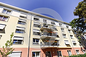 Building made with precast concrete slabs