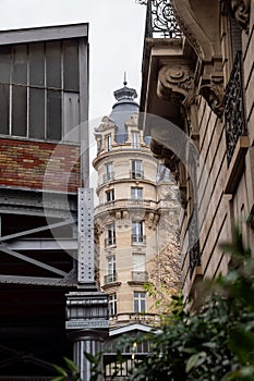 Building next to the Bir Hakeim bridge and Passy station