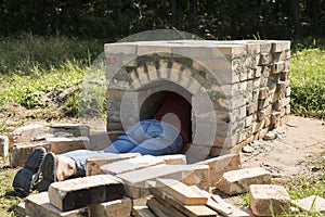 Building process of wood fire kiln for black pottery