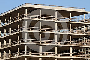 Building in steel and cement