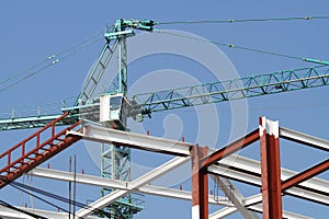 Building structure and hoist crane