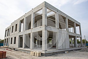 Building structure made from prefabrication system with concrete components