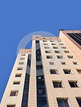 Building it takes to the skies, sunny day, blue sky