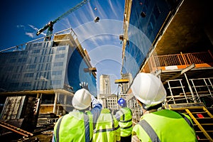 El edificio bajo construcción trabajadores 