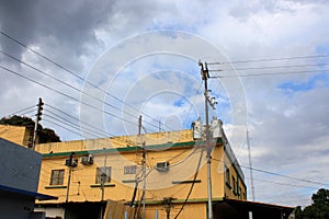 L'edificio alce da cavi elettricità 