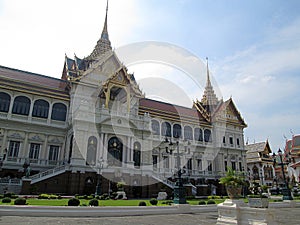 The building is visible from the front of Phra Thinang Chakri Maha Prasat