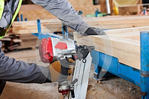 Budova stena rámik dom. pracovník rámovanie klincovačka na pripojiť drevený nosníky 
