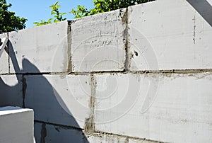 Building of a wall of a new house from autoclaved aerated concrete blocks