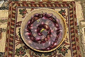 Bulbs of red onion, intended for planting, in a small birch-bark basket