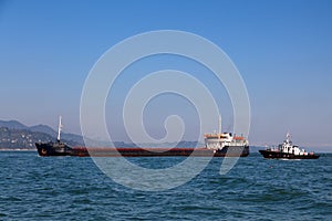 Bulk-carrier ship and tugboat