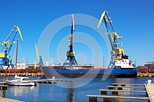 Bulk carrier ship unloading by crane